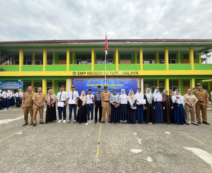 Penuh Haru dan Syukur, Siswa Kelas IX SMPN 20 Tasikmalaya Resmi Lulus