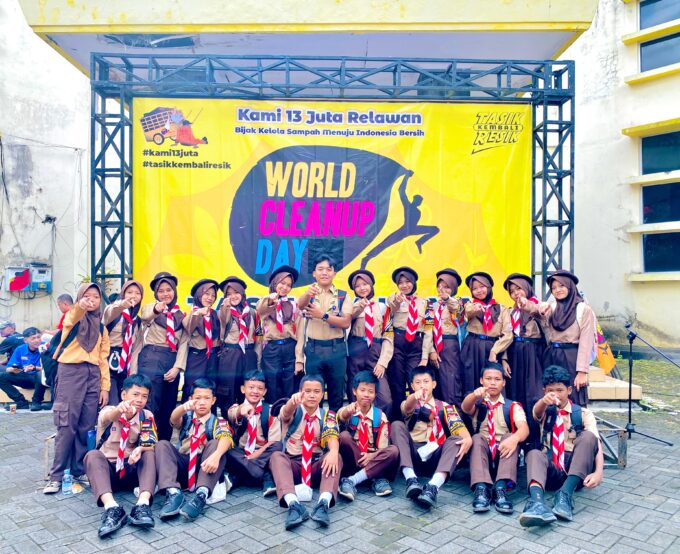 Siswa-Siswi SMPN 20 Tasikmalaya Ikuti World Cleanup Day, Awali Semangat Hari Jadi Kota ke-24