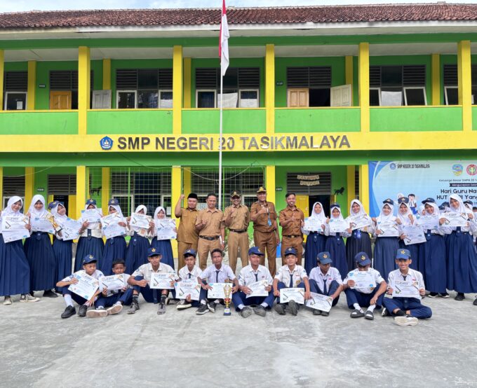 Sekolah Berikan Penghargaan kepada Siswa Berprestasi Ekstrakurikuler Bola Voli