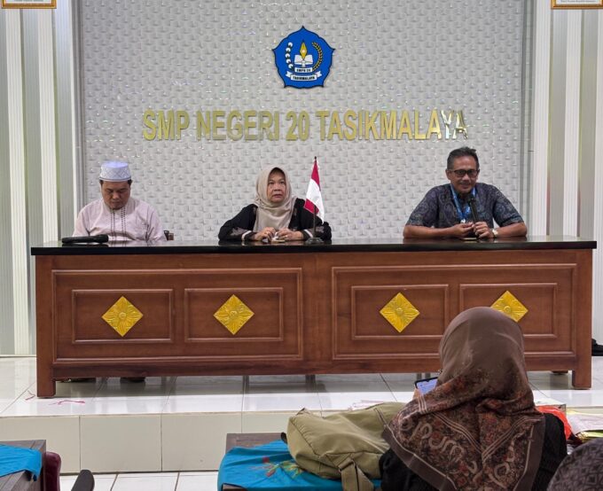 Melepas dengan Bangga: Purna Tugas Ibu Hj. Tati Rohayati, S.Pd.